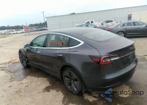 2018 Tesla Model 3 Long Range/Mid Range z USA, uszkodzony, nr VIN 5YJ3E1EA6JF052757